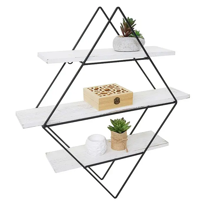Berlinlodge Holzregal Wandregal rautenförmig - H x B x T: 60 x 55 x 12 cm, Anzahl Böden: 3 Stk., Einhängen, Weiß - Dekoratives dreistöckiges Wandregal mit geometrischem Design aus schwarzem Metall und weißen Holzregalen, das mit Pflanzen und einer Schachtel dekoriert ist.