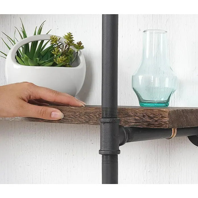 Berlinlodge Holzregal Standregal - H x B x T: 165 x 80 x 28 cm, Anzahl Böden: 5 Stk., Aufstellen, Braun - Eine Nahaufnahme eines rustikalen Regals mit dekorativen Elementen wie einer Pflanze, einer Vase und einer Hand, die das Regal berührt.