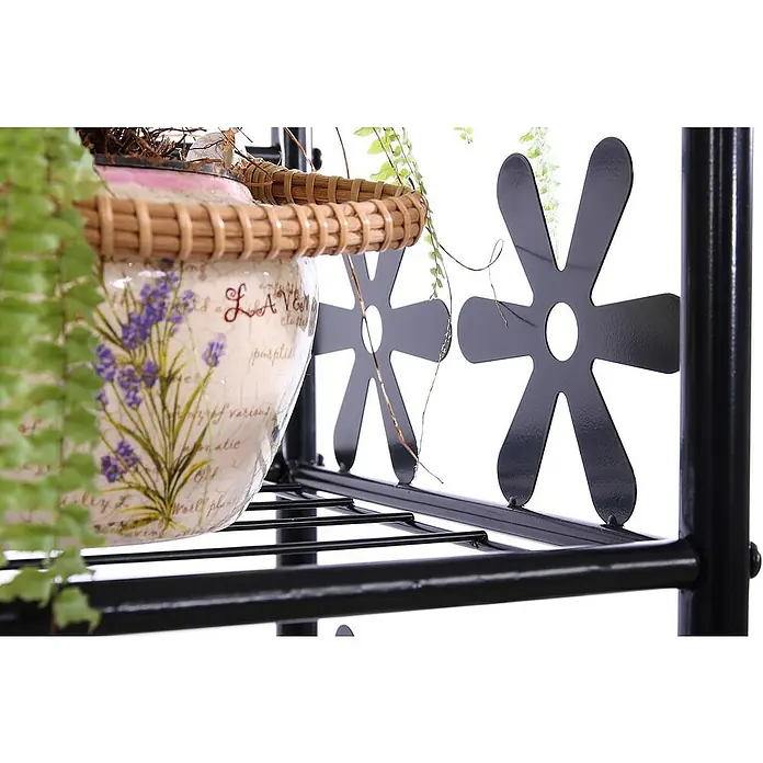 Berlinlodge Holzregal Regal Metall - H x B x T: 70 x 60 x 30 cm, Anzahl Böden: 3 Stk., Aufstellen, Schwarz - Nahaufnahme eines schwarzen Metallpflanzenständers mit einem Blumenmuster und einer Topfpflanze mit Lavendeldesign.