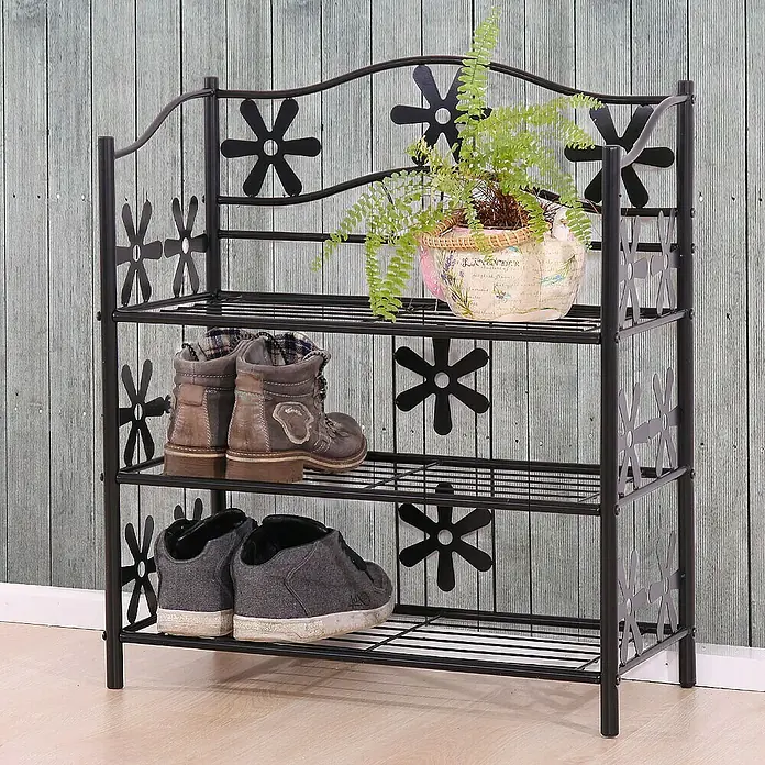 Berlinlodge Holzregal Regal Metall - H x B x T: 70 x 60 x 30 cm, Anzahl Böden: 3 Stk., Aufstellen, Schwarz - Schuhregal aus Metall mit drei Ablagen, gefüllt mit Schuhen und einer Pflanze, ideal für Flur oder Eingangsbereich.