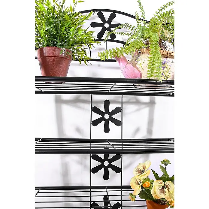 Berlinlodge Holzregal Regal Metall - H x B x T: 70 x 60 x 30 cm, Anzahl Böden: 3 Stk., Aufstellen, Schwarz - Eine dreistöckige, schwarze Pflanzenleiter mit Deko-Blumen. Sie ist mit künstlichen Pflanzen dekoriert und dient als Blickfang.