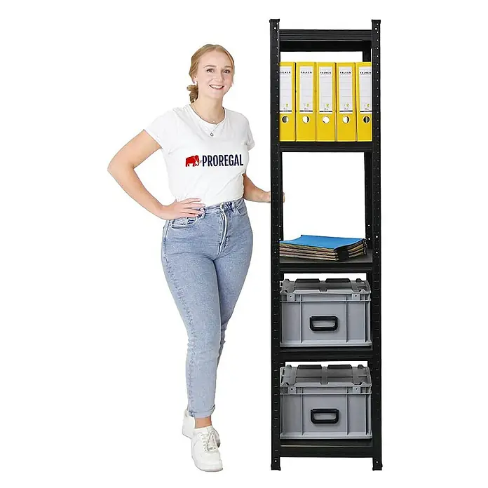Proregal Metallregal Wohnregal Ragnar - Traglast pro Boden: 100 kg, Anzahl Böden: 4 Stk., Stecken, Schwarz - Das Bild zeigt ein schwarzes Proregal Schwerlastregal mit Ordnern und Boxen, neben dem eine Frau steht.