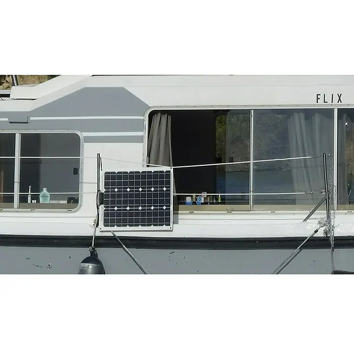 Sunset Solarmodul-Set Laminat - Nennleistung: 50 W, Für Booten, Yachten und Wohnmobilen - Solarpanel an einem Hausboot befestigt. Das Panel dient zur umweltfreundlichen Stromerzeugung auf dem Wasser.