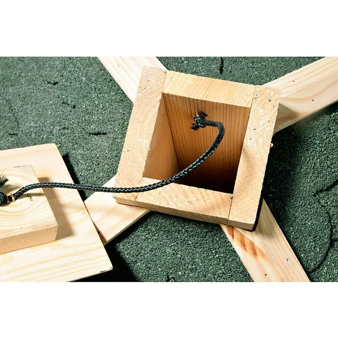Dobar Vogelhaus - 54 x 54 x 38 cm, Ausführung: Mit Dachschindeln - Ansicht eines hölzernen Baumständer mit schwarzer Kordel vor einem Boden mit Gummibelag für einen sicheren und stabilen Halt.