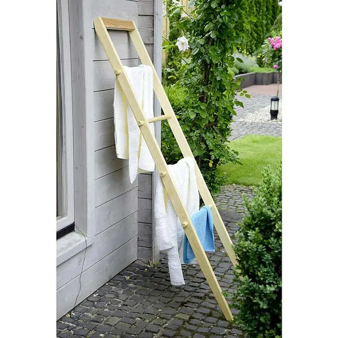 Dobar Handtuchleiter - 42 x 142 cm, Kiefer - Eine gelbe Sprossenleiter lehnt an einer Hauswand und dient als Handtuchhalter für weiße und blaue Handtücher im Garten.