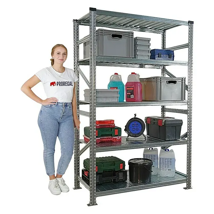 Proregal Metallregal Fachbodenregal PROXIMO 1x Grundregal + 2x Anbauregal - Traglast pro Boden: 200 kg, Anzahl Böden: 5 Stk., Stecken, Verzinkt - Das Bild zeigt ein Metallregal mit diversen Boxen und Behältern. Es steht neben einer Frau, um die Größe des Regals zu veranschaulichen.