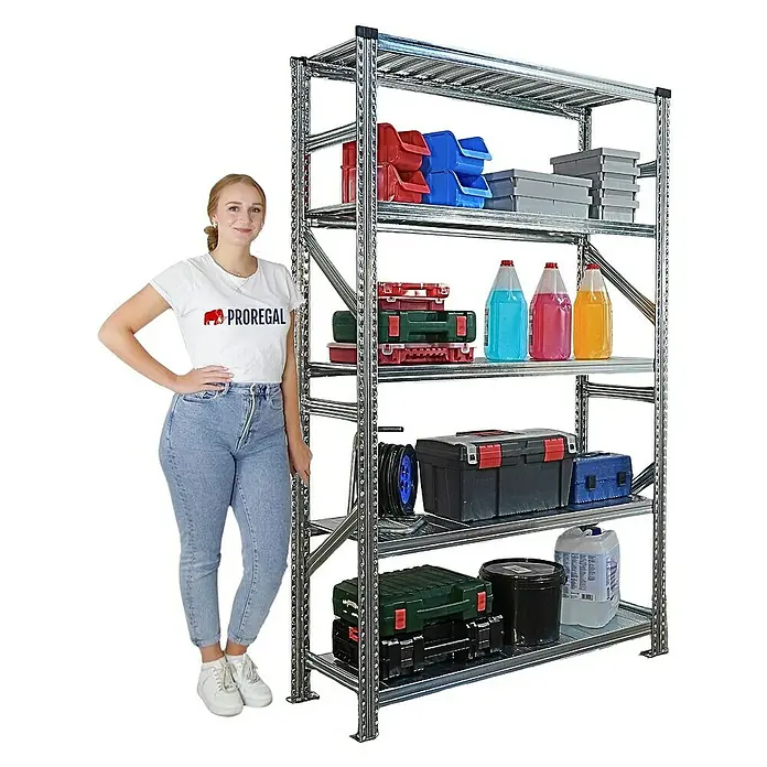 Proregal Metallregal Fachbodenregal PROXIMO 1x Grundregal + 2x Anbauregal - Traglast pro Boden: 200 kg, Anzahl Böden: 5 Stk., Stecken, Verzinkt - Ein stabiles Proregal Metallregal mit vier Ebenen, beladen mit verschiedenen Boxen und Behältern, präsentiert neben einer Frau.