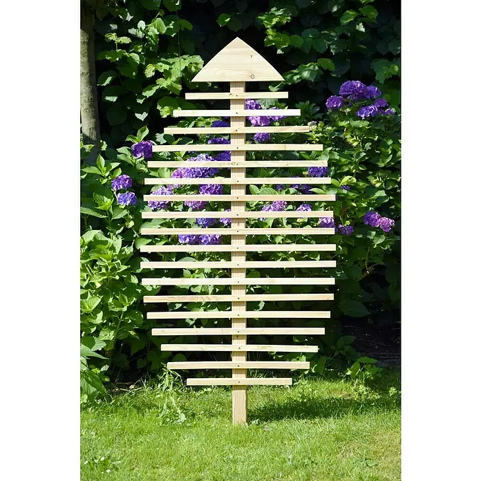 Dobar Rankhilfe Fagus - B x H: 84 x 160 cm, Hellbraun - Nahaufnahme einer hölzernen Gartenrankhilfe mit horizontalen Sprossen und einem dreieckigen Aufsatz vor üppigem Grün und lila Hortensien.