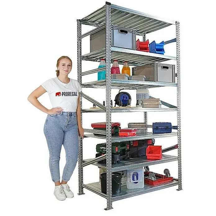 Proregal Metallregal Fachbodenregal PROXIMO 1x Grundregal + 4x Anbauregal - Traglast pro Boden: 200 kg, Anzahl Böden: 7 Stk., Stecken, Verzinkt - Ein Regal mit sechs Ebenen, voll mit verschiedenen Gegenständen, neben einer jungen Frau.