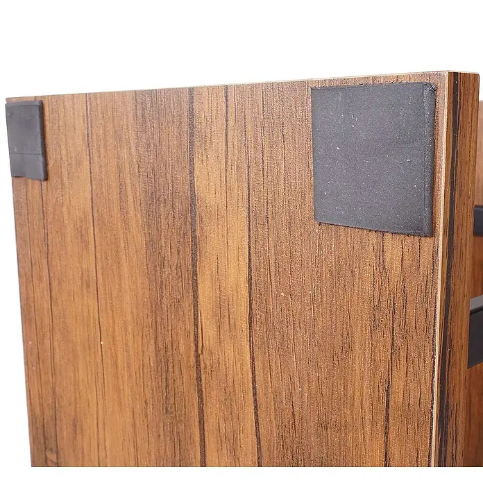 Berlinlodge Holzregal Bücherregal - H x B x T: 183 x 80 x 30 cm, Anzahl Böden: 5 Stk., Aufstellen, Braun - Nahaufnahme einer Holzoberfläche mit zwei schwarzen, quadratischen Dämpfern. Ein Detail für Möbel oder Interieur.