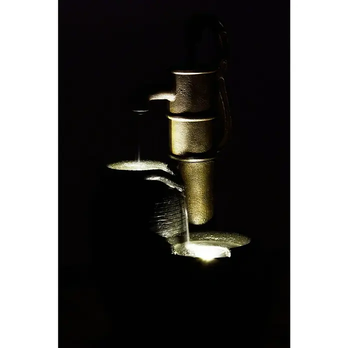 Dobar Kunststeinbrunnen - 47,5 x 38,5 x 84 cm - Diese Nahaufnahme zeigt einen Zimmerbrunnen mit einer goldenen Pumpe, der das Wasser in Bewegung hält und eine beruhigende Atmosphäre schafft.