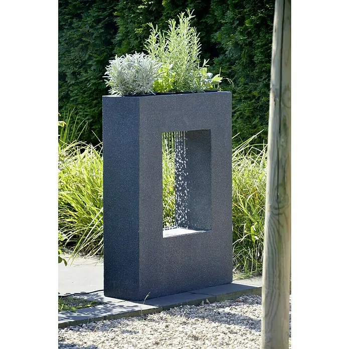 Dobar Gartenbrunnen - 54,5 x 19 x 76 cm, Sonstiges, Grau - Ein moderner Gartenbrunnen mit integriertem Pflanzkasten, der mit verschiedenen Grünpflanzen bepflanzt ist. Das Wasser fließt sanft durch eine Öffnung.