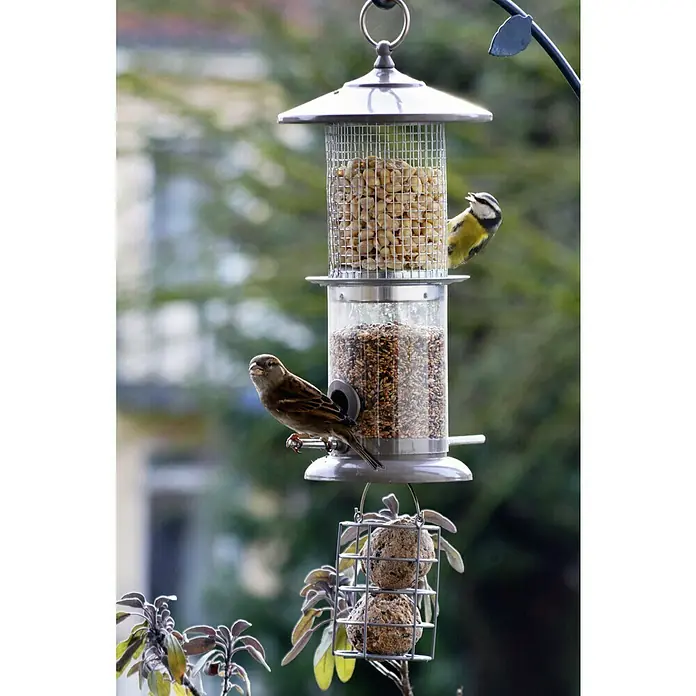 Dobar Multifunktionsfuttersäule - Ø x H: 16 x 50 cm, Metall - Ein hängendes Futterhaus für Vögel mit verschiedenen Futtersorten und zwei Vögeln, die daran picken.