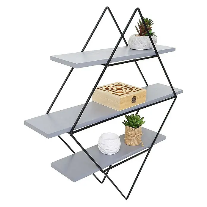 Berlinlodge Holzregal Wandregal rautenförmig - Anzahl Böden: 3 Stk., Einhängen, Grau - Wandregal mit geometrischem Design und drei grauen Ablagen, dekoriert mit Pflanzen und einer Holzkiste.