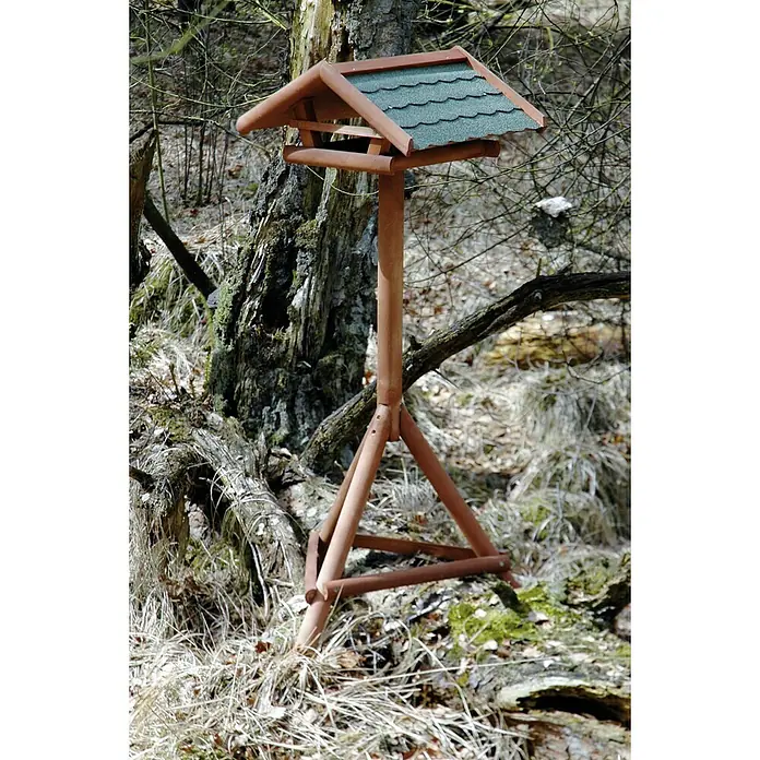 Dobar Vogelhaus Panorama - 44 x 44 x 121,5 cm, Holz, Grün/Braun - Dieses Bild zeigt ein braunes Vogelhaus aus Holz mit einem grünen Dach, das sich auf einem Waldgrundstück befindet.