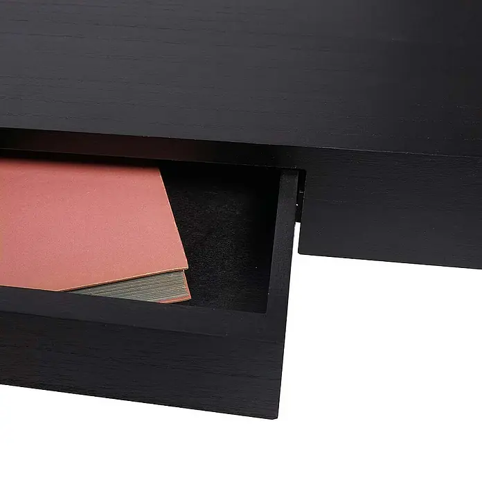Berlinlodge Holzregal Wandregal - H x B x T: 8 x 80 x 25 cm, Anzahl Böden: 1 Stk., Einhängen, Schwarz - Ein dunkler Holzschreibtisch mit einer leicht geöffneten Schublade, in der ein Buch liegt. Die Holzmaserung ist sichtbar.