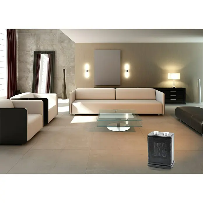 Voltomat HEATING Heizlüfter FH-111907 - 750 kW - 1.500 W, Schwarz, 17,8 x 12,3 x 24,4 cm - Nahaufnahme eines elektrischen Heizlüfters in einem modernen Wohnzimmer. Das Gerät ist kompakt und schwarz.