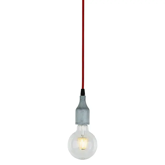 Home Sweet Home Textilkabel Meterware - Rot, 0,75 mm², 3 - Diese Aufnahme zeigt eine hängende Lampe mit rotem Kabel, einem grauen Betonsockel und einer klaren Glühbirne, die ein warmes Licht ausstrahlt.