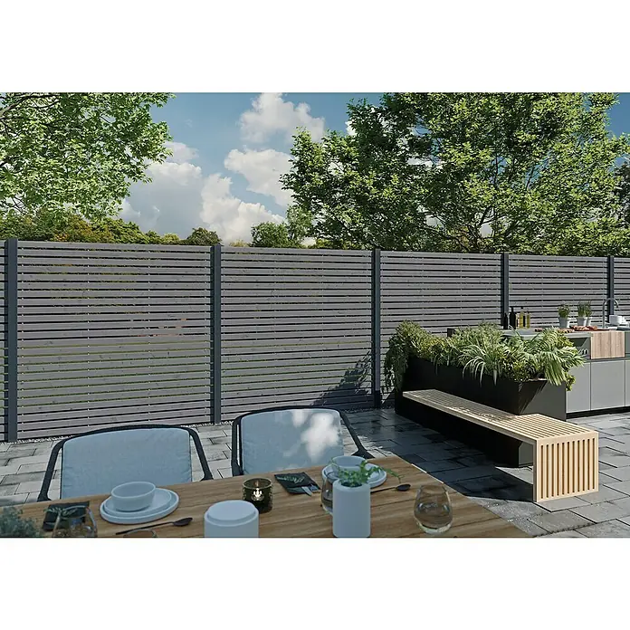 Joda Sichtschutzelement Kingston Einzelprofile - B x H: 180 x 180 cm, Natur - Das Bild zeigt einen modernen grauen Gartenzaun aus Holzlatten, der Privatsphäre und ein stilvolles Ambiente für den Außenbereich bietet.