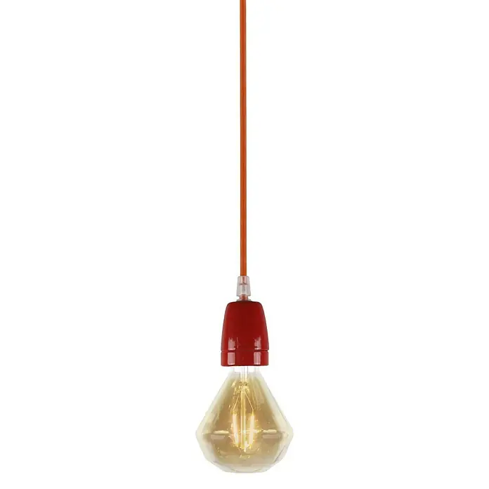 Home Sweet Home Lampenfassung Posh - E27, Rot, Keramik, Ø x H: 4,8 x 5,8 cm - Nahaufnahme einer Pendelleuchte mit einem roten Lampenschirm und einer Edison-Glühbirne, die warmes Licht ausstrahlt.