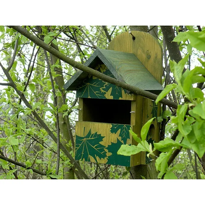 Dobar Nistkasten - 18,5 x 19 x 32 cm, Auswechselbare Einflugsöffnung - Hölzernes Vogelhaus mit grünen Blättern, montiert an einem Baumstamm im Grünen. Ein dekorativer und nützlicher Unterschlupf für Gartenvögel.