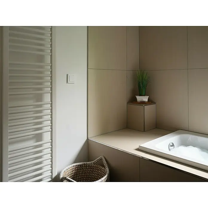 Osram Smart+ Schalter 4G matter - Weiß, Innen - Elegantes Badezimmer mit einem modernen, weißen Handtuchwärmer, einer stilvollen Badewanne und einer dekorativen Pflanze für eine entspannende Atmosphäre.