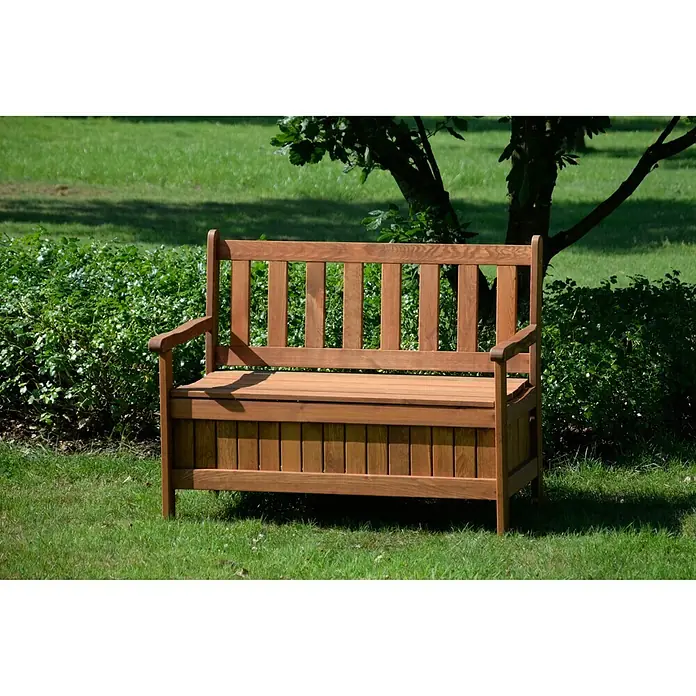 Dobar Gartenbank - B x T x H: 115 x 58 x 89 cm, Kiefer, Braun - Eine hölzerne Gartenbank mit Stauraum auf einer grünen Rasenfläche, umgeben von Büschen und einem Baum. Perfekt für den Garten.