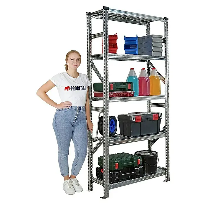 Proregal Metallregal Fachbodenregal PROXIMO Grundregal - Traglast pro Boden: 200 kg, Anzahl Böden: 5 Stk., Stecken, Verzinkt - Eine junge Frau steht neben einem robusten, mit Werkzeug und Behältern gefüllten Metallregal. Das Regal bietet viel Stauraum.