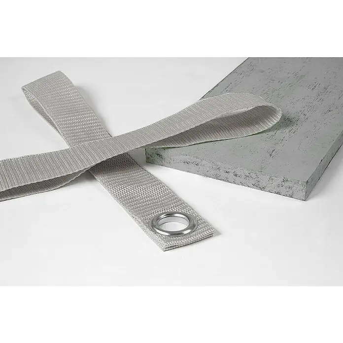 Berlinlodge Holzregal Wandregal - H x B x T: 20,5 x 49,5 x 13 cm, Anzahl Böden: 1 Stk., Einhängen, Grau - Nahaufnahme eines grauen Textilbandes mit Metallöse neben einer grauen Platte auf weißem Untergrund.
