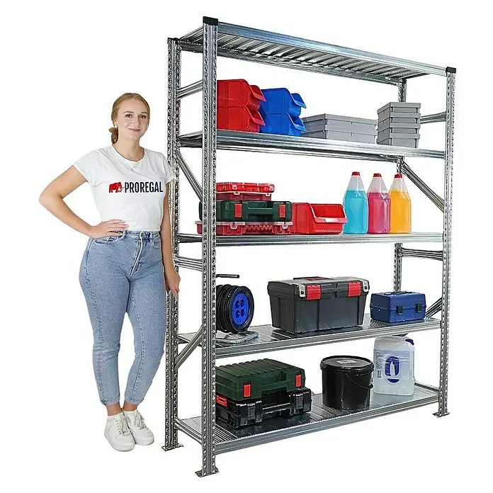 Proregal Metallregal Fachbodenregal PROXIMO 1x Grundregal + 4x Anbauregal - Traglast pro Boden: 130 kg, Anzahl Böden: 5 Stk., Stecken, Verzinkt - Regal mit vier Ablagen, beladen mit Werkzeugkisten, Behältern und Flaschen, neben einer stehenden Frau. Ideal für Lagerung und Organisation.