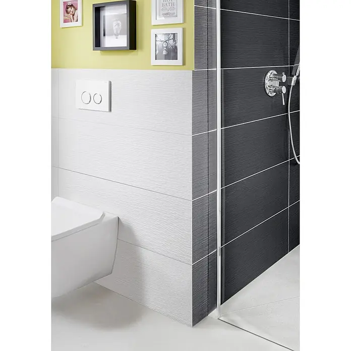 Camargue Dusch-Schiebetür Top-Roller - 120 x 210 cm, Klar, 6 mm, DIN Anschlag: Rechts - Ein Badezimmer mit einer modernen, wandhängenden Toilette und einer stilvollen Duschkabine mit schwarzen und weißen Akzenten.