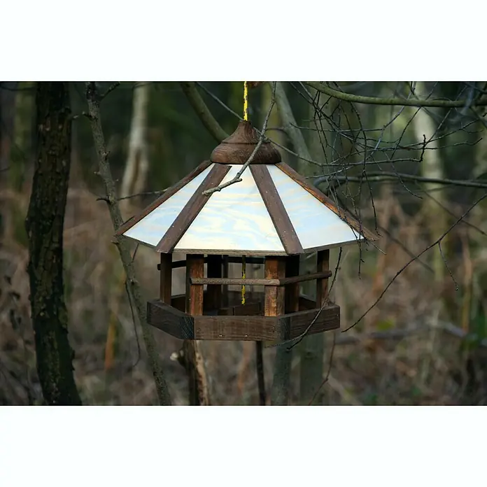 Dobar Sechseck-Vogelfutterhaus Camouflage - 35 x 35 x 29 cm, Ausstattung: Mit Silo - Das Bild zeigt ein hölzernes Vogelhaus mit einem pyramidenförmigen Dach, das an einem gelben Seil in einer natürlichen Umgebung hängt.