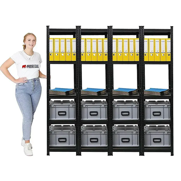Proregal Metallregal Wohnregal Mega Deal Ragnar - Traglast pro Boden: 100 kg, Anzahl Böden: 4 Stk., Stecken, Schwarz - Das Bild zeigt ein schwarzes Lagerregal mit vier Ebenen, gefüllt mit gelben Ordnern, blauen Dokumenten und grauen Aufbewahrungsboxen. Eine Frau steht daneben.