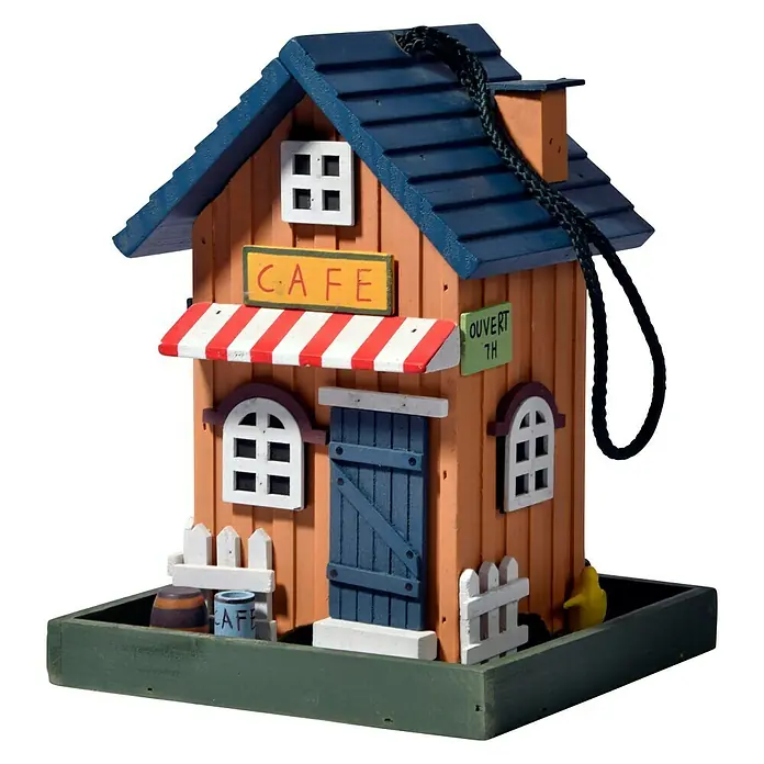 Dobar Vogelhaus Café - 18 x 18 x 23 cm, Holz, Bunt - Bild eines dekorativen Vogelhauses in Form eines Cafés mit blauen Akzenten und einem kleinen Zaun.
