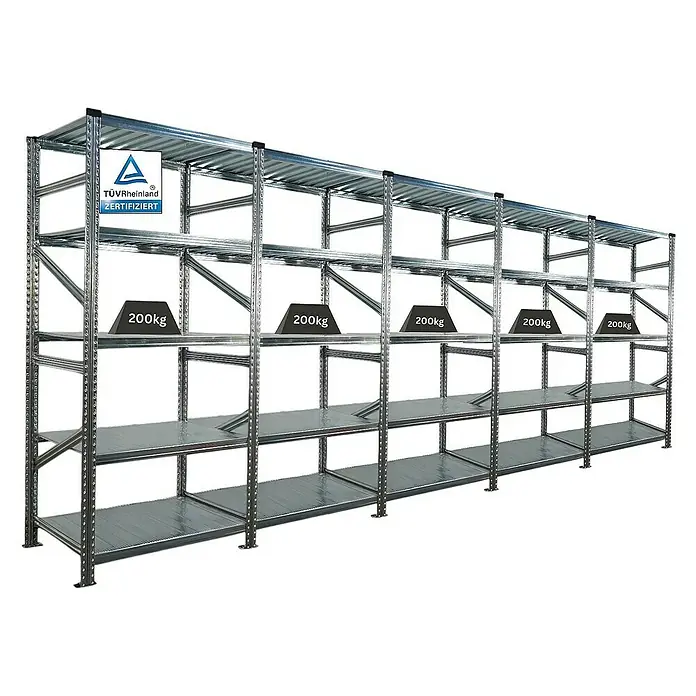 Proregal Metallregal Fachbodenregal PROXIMO 1x Grundregal + 4x Anbauregal - Traglast pro Boden: 200 kg, Anzahl Böden: 5 Stk., Stecken, Verzinkt - Ein langes, silbernes Schwerlastregal mit mehreren Ebenen, auf denen jeweils 200 kg schwere Gewichte platziert sind.