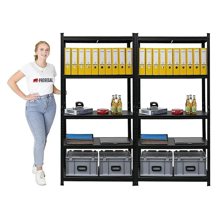Proregal Metallregal Wohnregal Mega Deal Ragnar - H x B x T: 180 x 90 x 40 cm, Traglast pro Boden: 100 kg, Anzahl Böden: 4 Stk., Stecken, Schwarz - Schwarze Metallregale mit gelben Ordnern, Kisten und anderen Gegenständen, präsentiert von einer Frau.