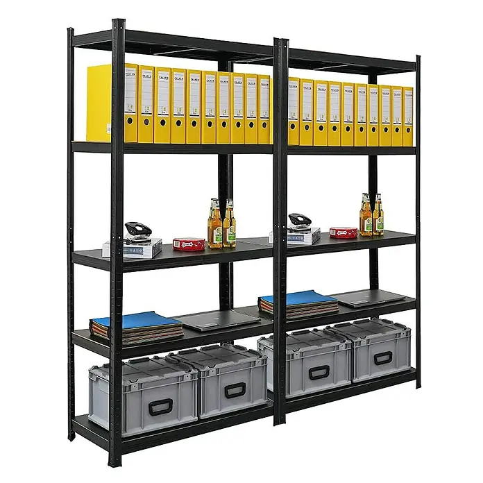 Proregal Metallregal Wohnregal Mega Deal Ragnar - H x B x T: 180 x 90 x 40 cm, Traglast pro Boden: 100 kg, Anzahl Böden: 4 Stk., Stecken, Schwarz - Ein schwarzes Metallregal mit fünf Ebenen, auf denen Ordner, Getränke und Aufbewahrungsboxen platziert sind.