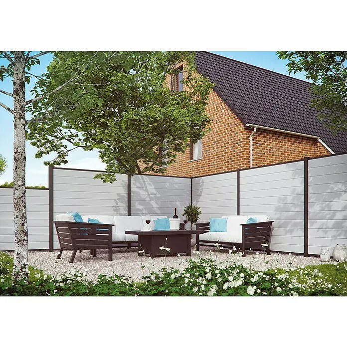 Joda Sichtschutzelement Kingston Einzelprofile - B x H: 178 x 0,2 cm, Aluminium, Weiß - Bild einer stilvollen Terrasse mit modernen grauen Zaunelementen, die Privatsphäre und ein elegantes Ambiente schaffen.
