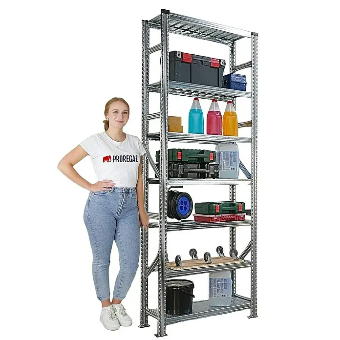 Proregal Metallregal Fachbodenregal PROXIMO 1x Grundregal + 4x Anbauregal - Traglast pro Boden: 200 kg, Anzahl Böden: 7 Stk., Stecken, Verzinkt - Ein stabiles Metallregal mit sieben Ebenen, beladen mit Werkzeugen und Behältern, daneben eine Frau zur Größenveranschaulichung.