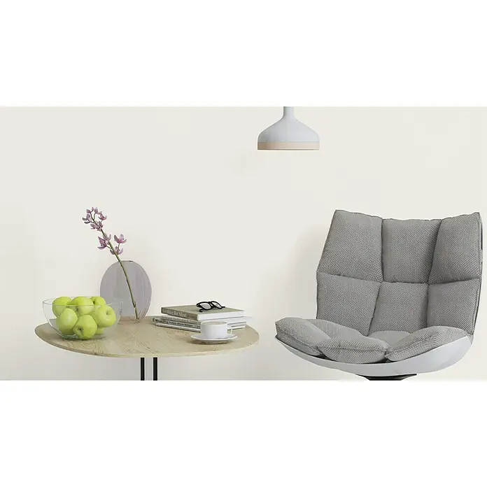 Rasch Vliestapete - Weiß, Uni, 10,05 x 0,53 m, Feine Struktur - Grauer Sessel mit Kissen und ein Tisch mit Äpfeln, einer Tasse und Büchern sorgen für eine entspannende Atmosphäre.