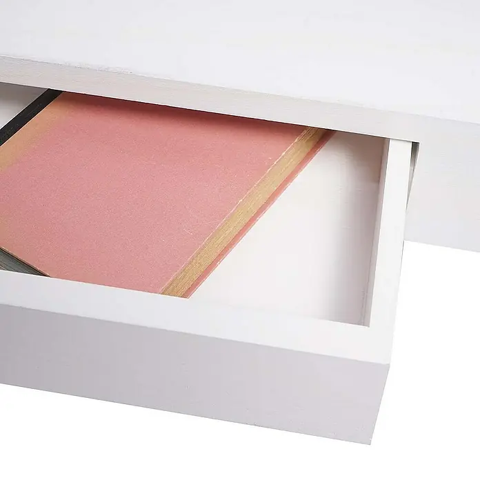 Berlinlodge Holzregal Wandregal - Anzahl Böden: 1 Stk., Einhängen, Weiß - Ein weißer Schreibtisch mit einer leicht geöffneten Schublade, in der ein rosa Buch liegt. Das helle Holz verleiht eine moderne Note.