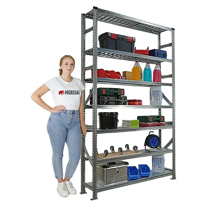 Proregal Metallregal Fachbodenregal PROXIMO Grundregal - Traglast pro Boden: 200 kg, Anzahl Böden: 7 Stk., Stecken, Verzinkt - Ein großes, verzinktes Regal mit sechs Böden, beladen mit verschiedenen Gegenständen. Daneben steht eine Frau zur Größenorientierung.