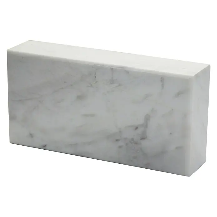 Fuchs Design Natursteinziegel Crystal Collection NatureTouch - Ariston Marble, Poliert, 20 x 10 x 5 cm - Nahaufnahme eines stilvollen, rechteckigen Sockels aus weißem Marmor mit subtilen Maserungen, ideal zur Präsentation von Objekten.