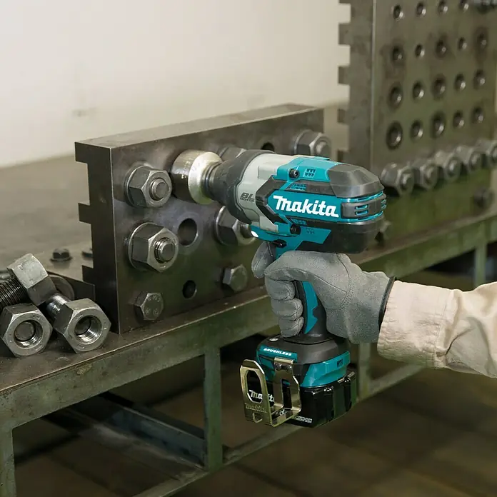 Makita LXT 18V Akku-Schlagschrauber TW1001RTJ - 18 V, 2 Akkus, 5 Ah, 1.700 Nm - Ein Makita Akku-Schlagschrauber im Einsatz, perfekt für schwere Schraubarbeiten. Ideal für Profis, die Kraft und Präzision benötigen.