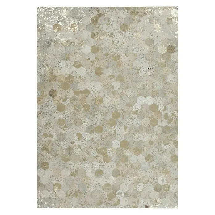 Kayoom Lederteppich Dazzle 200 - Elfenbein/Gold, 170 x 120 cm, 100 % Leder - Nahaufnahme eines Musters aus schimmernden sechseckigen Fliesen, die ein faszinierendes und modernes Designelement bilden.
