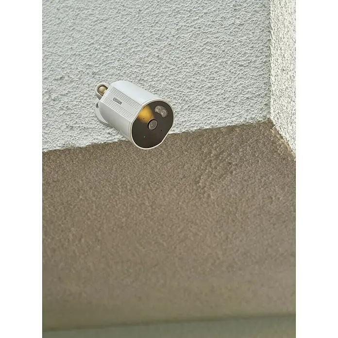 Osram Smart+ Überwachungskamera Outdoor Fixed - Passend für: Alarmsystem, Smart Home System - Eine OSRAM Überwachungskamera ist an einer Wand montiert, um Sicherheit zu gewährleisten. Schlichtes Design, das sich gut in jede Umgebung einfügt.