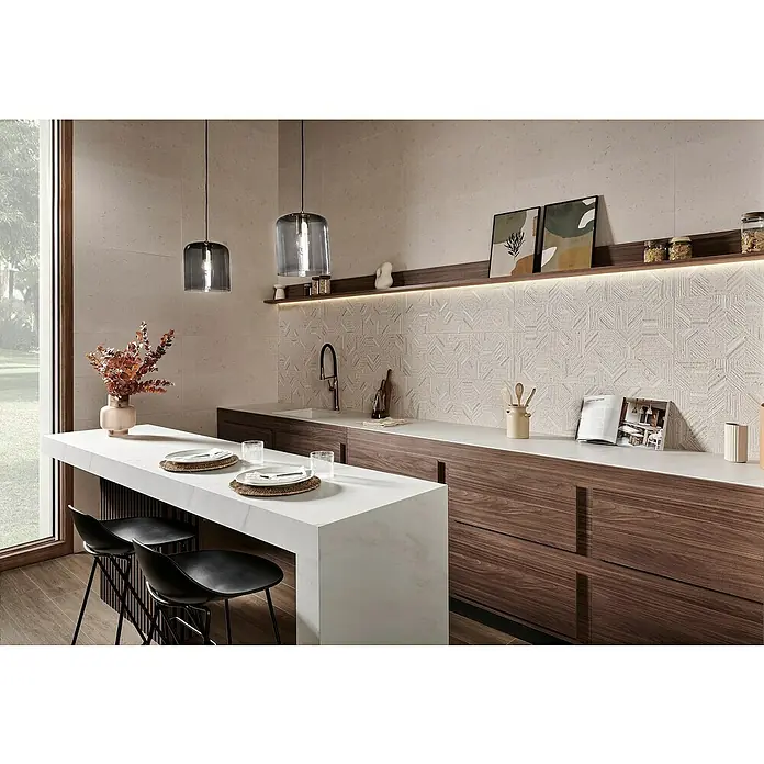 Revestimiento de pared Nomad - 30 x 90 cm, Natural, Rectificado - Vista elegante de la cocina con iluminación estilosa, taburetes de bar modernos y una superficie de trabajo minimalista.
