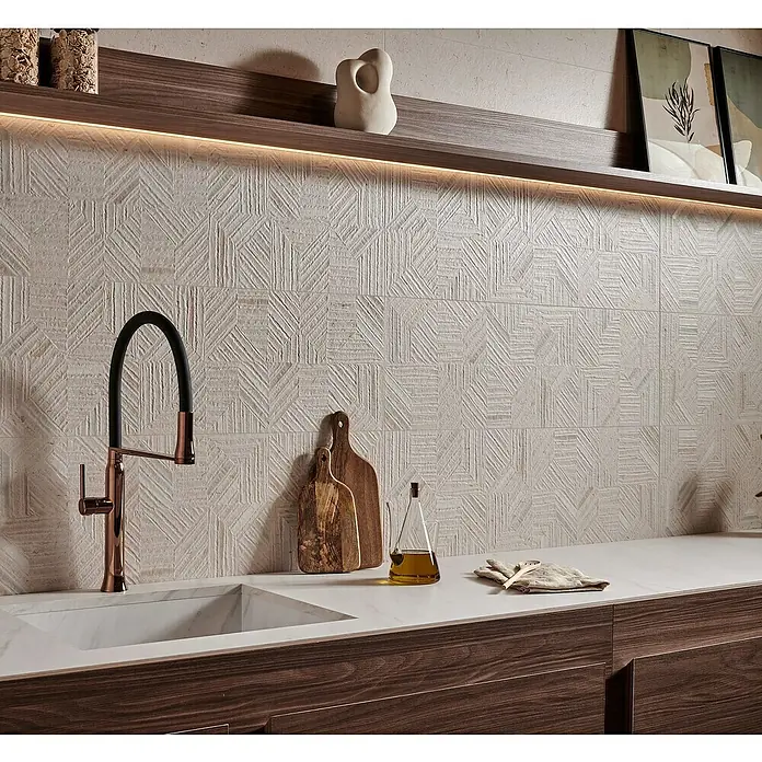 Revestimiento de pared Nomad Decor - 30 x 90 cm, Natural, Rectificado, Relieve - Fregadero de cocina con elegante grifo y detalles de madera rústica en una moderna encimera.