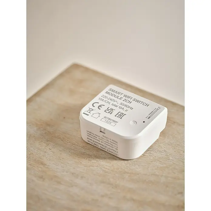 Osram Smart+ Schalter 2CH - Weiß, Innen - Nahaufnahme eines Smart WiFi Switch Moduls 2CH auf einem Holztisch.