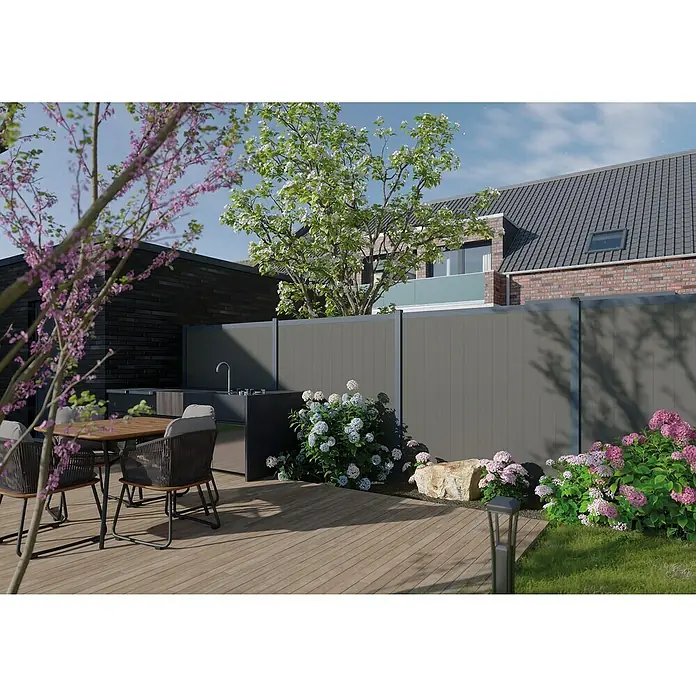 Joda Sichtschutzelement Kingston Einzelprofilmaß: ca. 20 × 147 mm - B x H: 183 x 176 cm, WPC, Steingrau - Diese Aufnahme zeigt einen modernen Garten mit einem grauen Zaun und einer stilvollen Außenküche. Genießen Sie die Natur mit Eleganz.